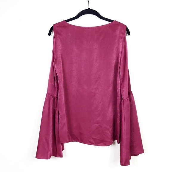 Ro & De Cold Shoulder Lace-Up Bell Sleeve Top XS - Picture 6 of 9